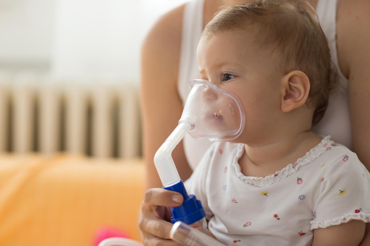 baby20with20nebulizer-1690877881817806830808-1690881159662-16908811597371022120055 Biểu hiện của bệnh hen suyễn ở trẻ em